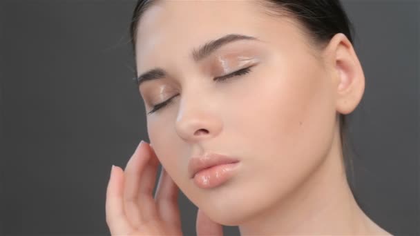 Close up of brunette girl with closed eyes - Záběry, video
