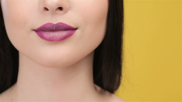Primer plano de chica olorosa con labios de ciruela
 - Imágenes, Vídeo