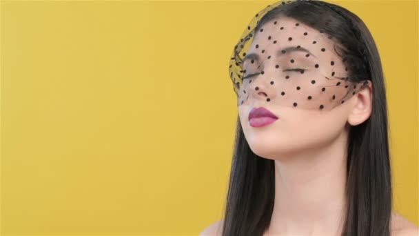 Veiled woman breathes deeply - Séquence, vidéo