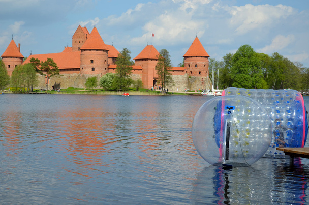 Zorbing op water in de buurt van trakai kasteel galve lake - Foto, afbeelding