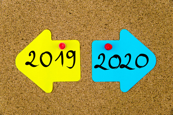 Сообщение 2019 по сравнению с 2020 годом на бумаге со стрелками
 - Фото, изображение
