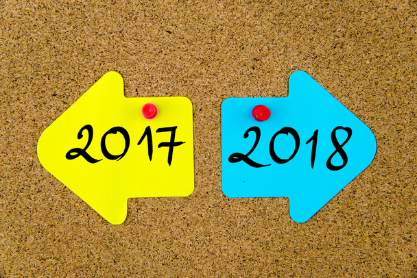 Message 2017 versus 2018  on arrow paper notes - Foto, afbeelding