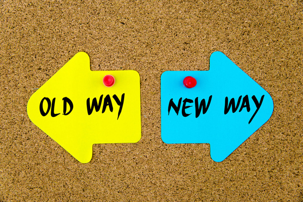 Mensagem OLD WAY versus NEW WAY em notas de papel de seta
 - Foto, Imagem