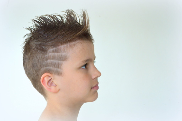Niño con peinado mohawk
 - Foto, imagen