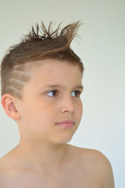 Niño con peinado mohawk
 - Foto, imagen