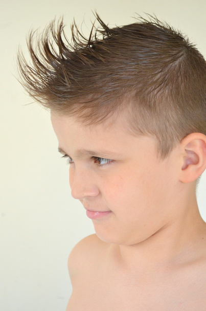 Chłopiec z fryzura mohawk - Zdjęcie, obraz