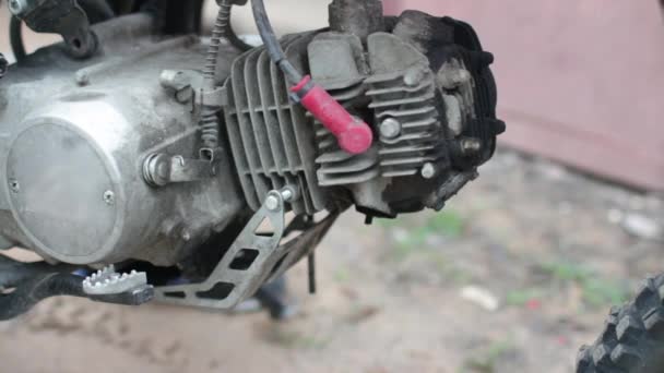 Detail výfukových plynů motoru motocyklu - Záběry, video