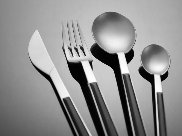 Срібний посуд на чорному тлі
 - Фото, зображення