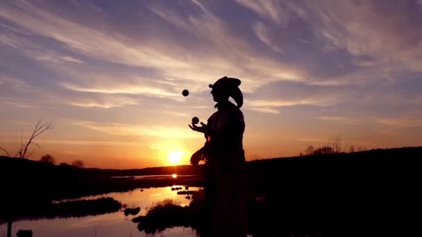 Walker jongleren in Slow Motion remmen bij zonsondergang. - Video