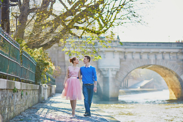 Romantic couple in Paris near the river Seine - Zdjęcie, obraz