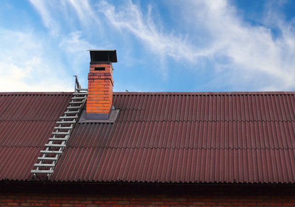 dak schoorsteen en een ladder - Foto, afbeelding