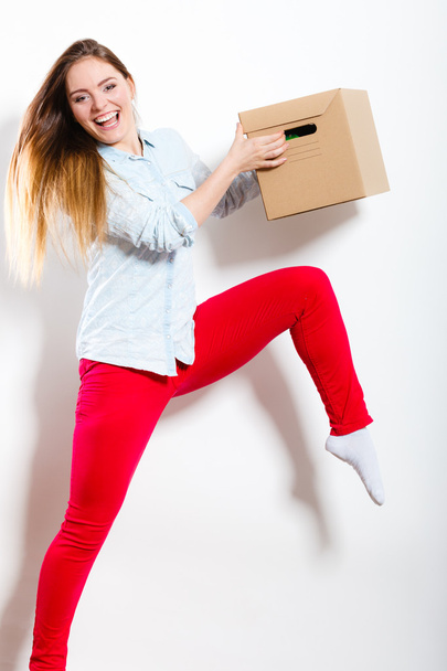 woman  carrying carton box - Foto, imagen