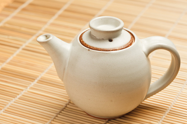 Chinese teapot on bamboo mat - Foto, imagen