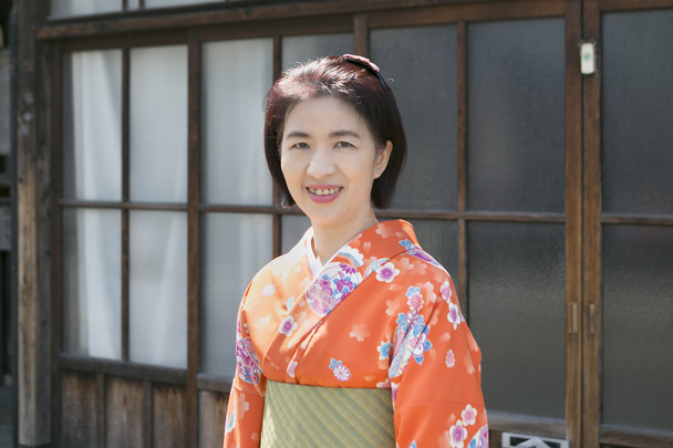 Nainen yllään kimono kävely Kawagoe vanhakaupunki, Saitama, Japani
 - Valokuva, kuva
