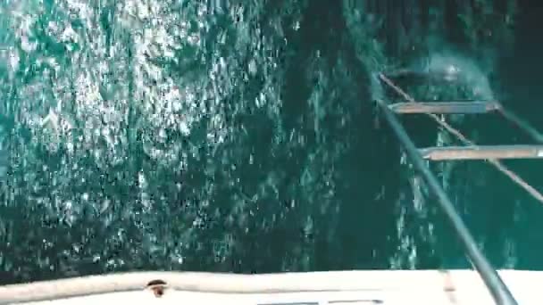 Felülnézet egy szigorú-Yacht csónak, hogy lebeg a tenger - Felvétel, videó
