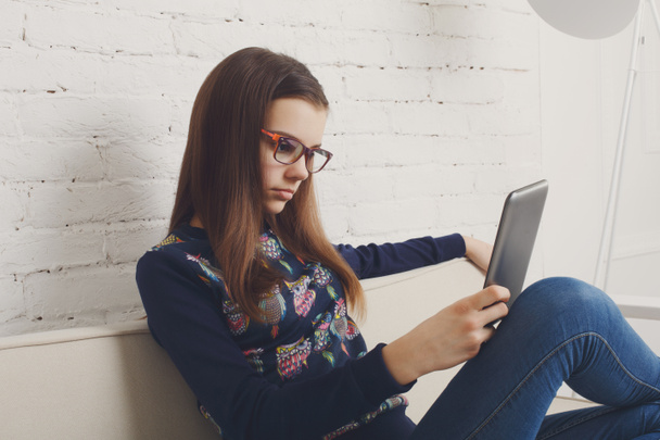 Κορίτσι έφηβος με το tablet pc να χαλαρώσετε στο σπίτι - Φωτογραφία, εικόνα