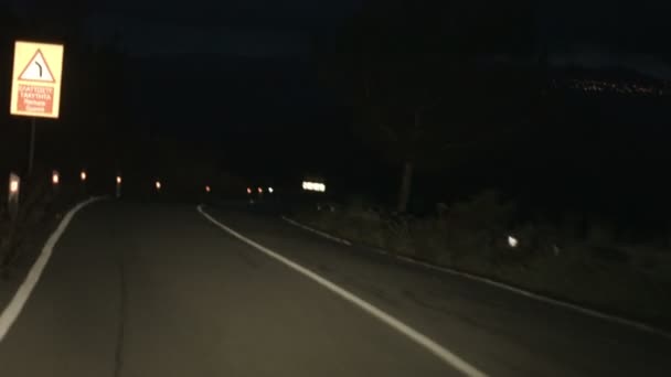 Opilý, vysoká osoba, řízení auta v noci, porušení pravidel silničního provozu, zpomalené - Záběry, video