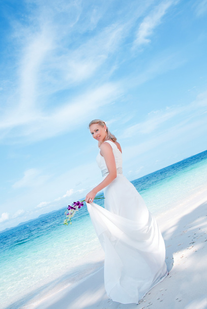 Beautiful bride on tropical sea side background - Fotoğraf, Görsel