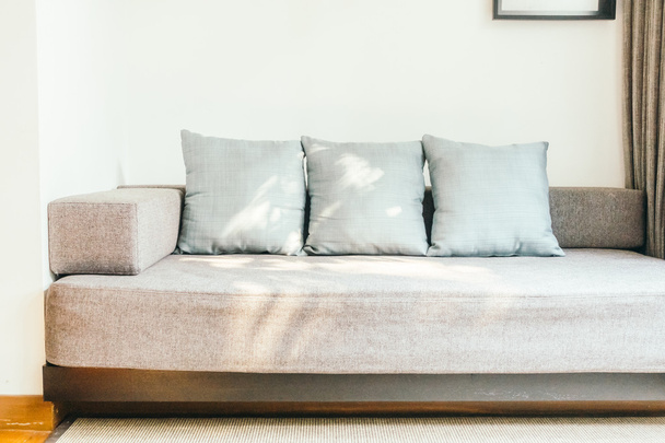 Almohadas en el sofá en la sala de estar
 - Foto, Imagen