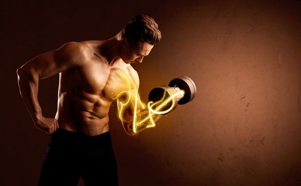 muskulöser Bodybuilder hebt Gewicht mit Energielampen am Bizeps - Foto, Bild