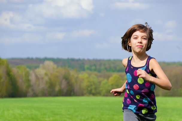 Girl running outdoors - Foto, afbeelding