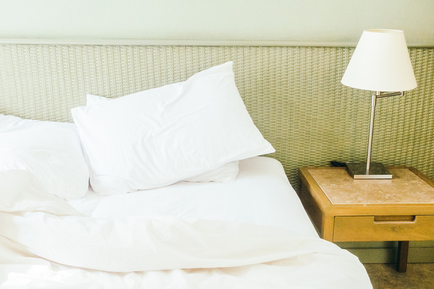 білі подушки на ліжку
 - Фото, зображення