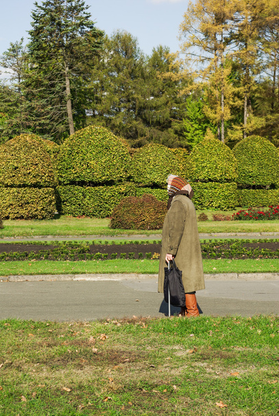 alte Frau geht im Garten spazieren - Foto, Bild
