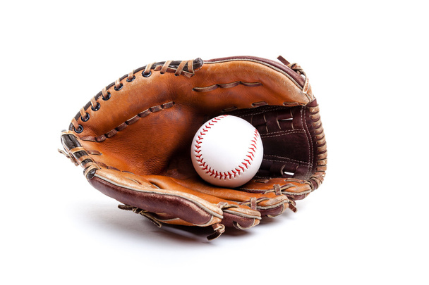 Deri beyzbol veya beyzbol eldiveni üzerinde beyaz izole topu ile - Fotoğraf, Görsel