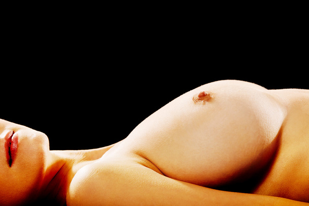 mooie vrouw tonen haar naakte borst - Foto, afbeelding