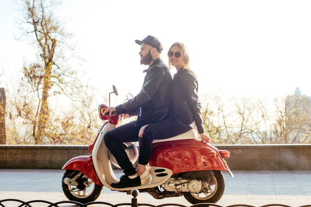 young couple posing on scooter - Φωτογραφία, εικόνα