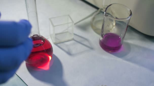 Recipiente dos lugares do químico com líquido para o teste
 - Filmagem, Vídeo