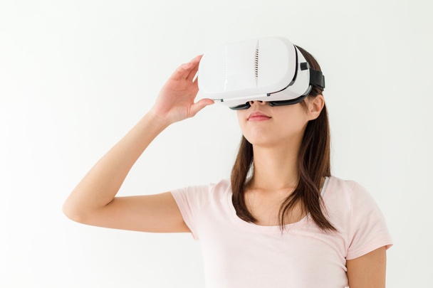 woman using virtual reality device - Foto, Bild