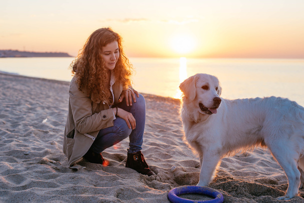 junge Frau spielt mit ihrem Hund - Foto, Bild