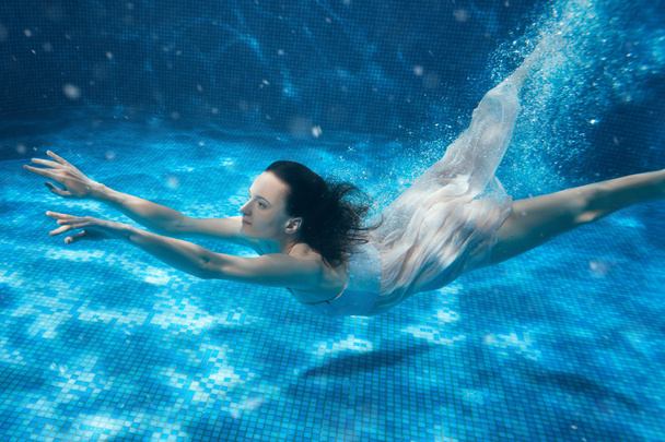 Kobieta pływa na dole. - Zdjęcie, obraz