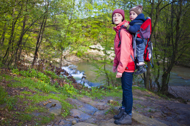 Mom and child traveling the world. - Foto, Imagem