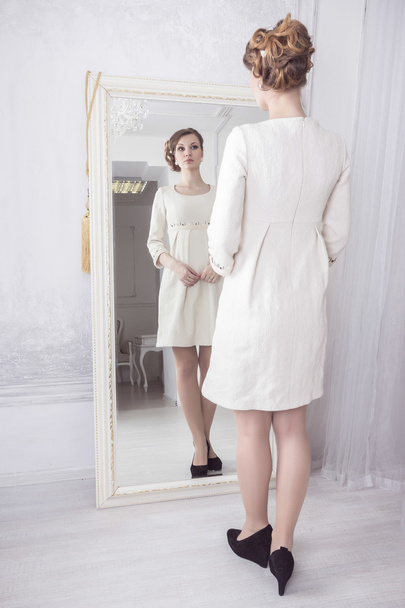 kaunis nuori nainen valkoisessa mekossa
 - Valokuva, kuva