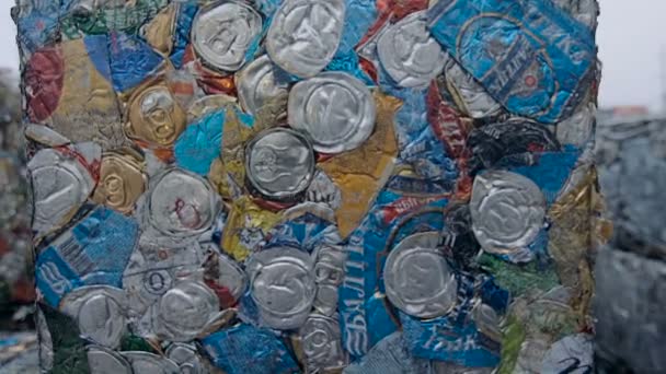 Konzervdobozok készített tömörített blokkokban Recycle - Felvétel, videó