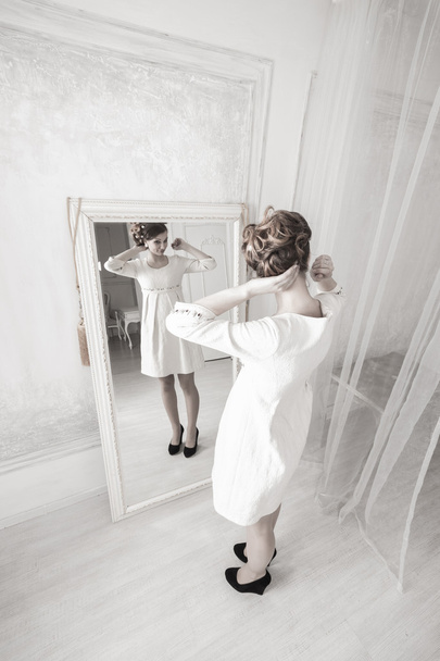 красива молода жінка в білій сукні
 - Фото, зображення