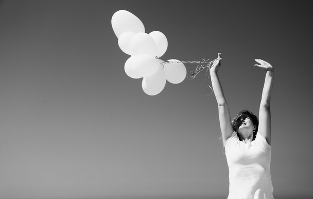Nő gazdaság fehér léggömbök - Fotó, kép