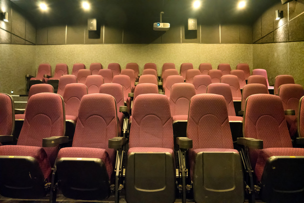 Пустые места в кинотеатре
 - Фото, изображение