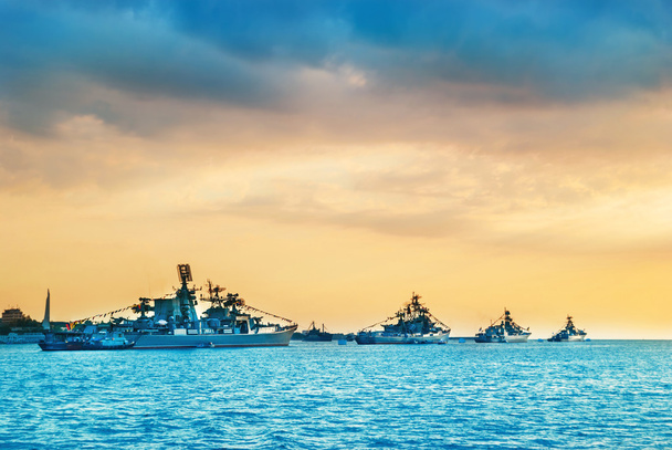 Buques de la marina militar en la bahía marítima
 - Foto, imagen