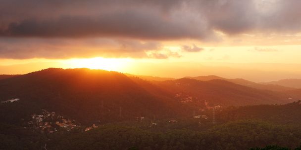 丘の中の美しい夕日 - 写真・画像