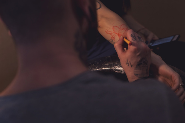 Tatuaggio artista fa scetch
 - Foto, immagini