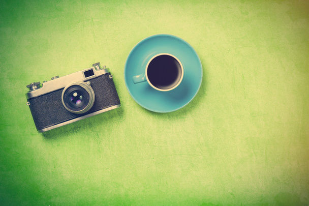 一杯のコーヒーとクラシック カメラ  - 写真・画像