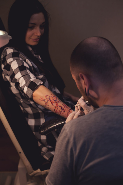 Tatuaggio artista lavora in salone
 - Foto, immagini