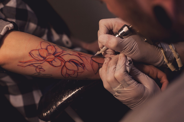 Tatuaje artista obras en salón
 - Foto, imagen