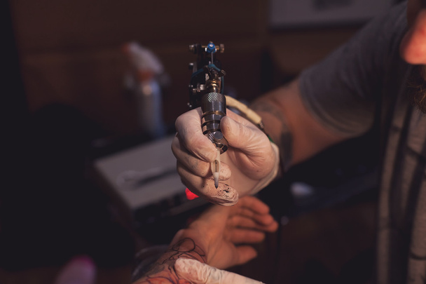 Tattoo artist works in salon - Photo, Image
