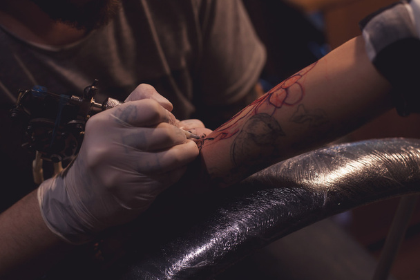 Tatuaggio artista lavora in salone
 - Foto, immagini