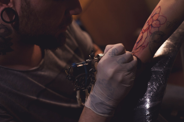 Tatuaż artysta pracuje w salonie - Zdjęcie, obraz