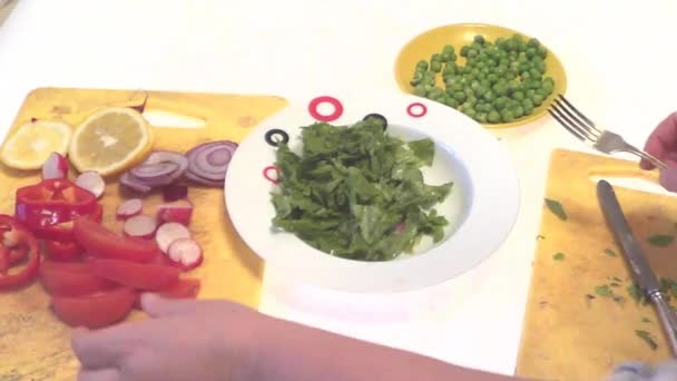 Παρασκευή λαχανικών Σαλάτας - Πλάνα, βίντεο